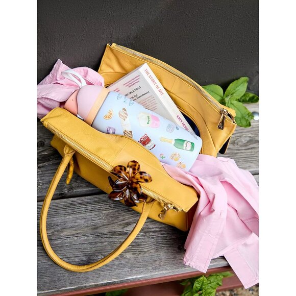 Owala Picnic Prep UO EXCLUSIVE FreeSip 32oz Water Bottle IN HAND - Picture 2 of 5